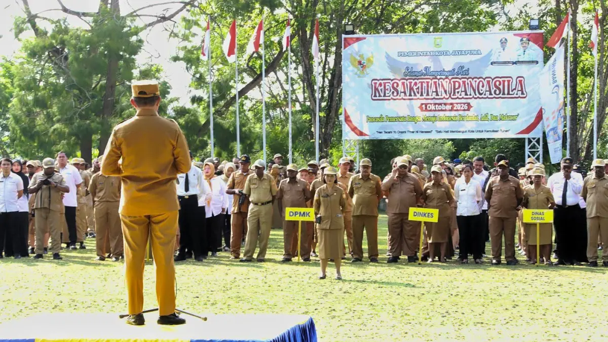 Wakil Wali Kota Rustan Saru saat memberikan arahan kepada para ASN di lapangan apel Lantor Wali Kota Jayapura, Senin (5/10/2026). (CEPOSONLINE.COM/Humas Pemkot Jayapura)