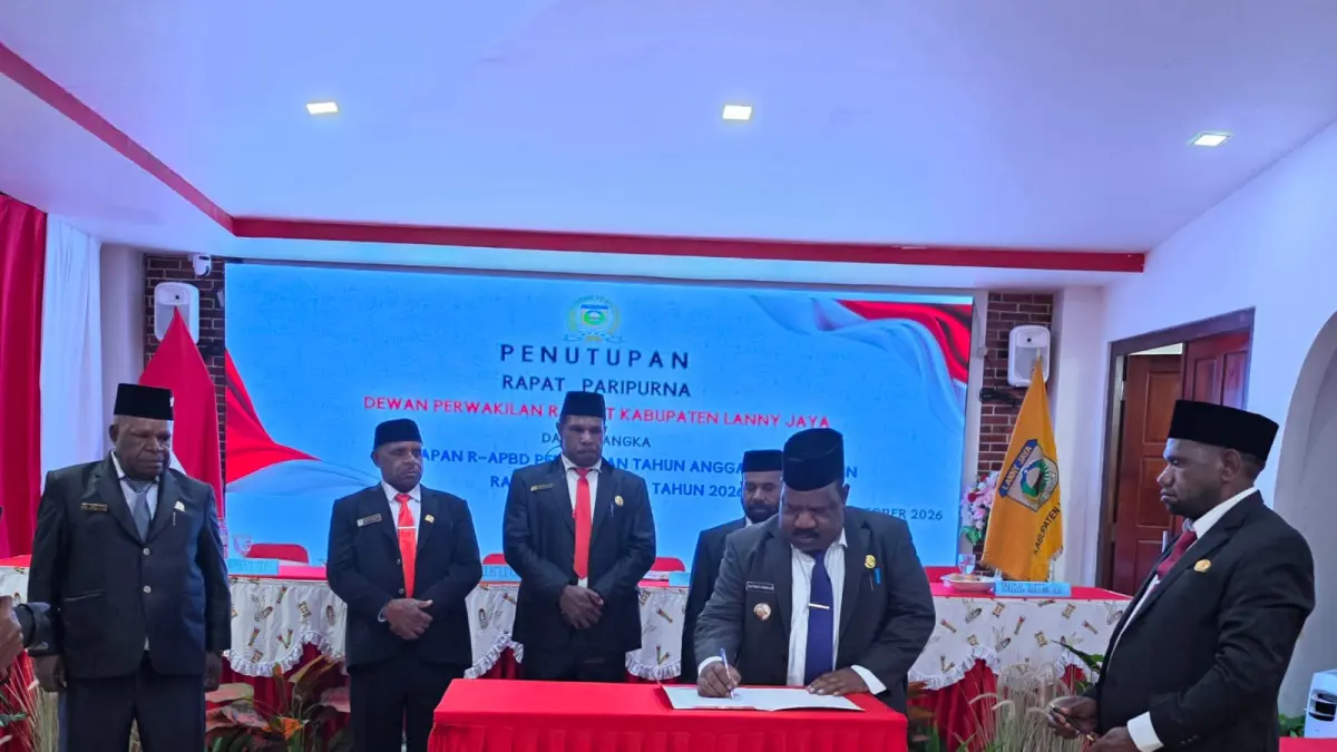 Bupati Lanny Jaya Aletinus Yigibalom, S.Pd menghadiri Rapat paripurna DPRK Lanny Jaya Bersama Pemda Lanny Jaya dalam rangka pembahasan Rancangan perubahan Anggaran Pendapatan dan Belanja Daerah( RAPBD) Tahun anggaran 2026 serta Rancangam Peraturan daerah non APBD Tahun 2026, di Wamena, 2 Oktober &nbsp;lalu, &nbsp;( foto: Kominfo Lanny Jaya)