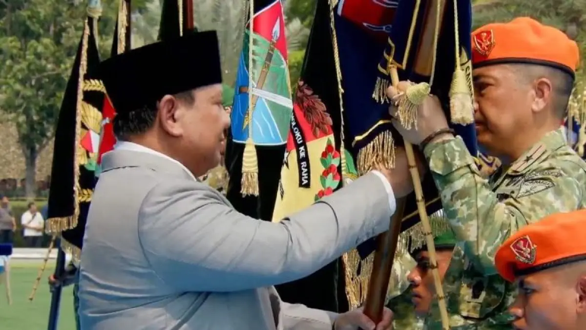 Presiden RI Prabowo Subianto melantik enam panglima kodam satuan baru dengan memberikan tongkat komando dan bendera kesatuan di Upacara Peringatan HUT Ke-81 TNI Lapangan PRIMA Mabes TNI, Jakarta, Senin (5/10/2026). (Ceposonline.com/ANTARA/HO-BPMI Sekretariat Presiden)