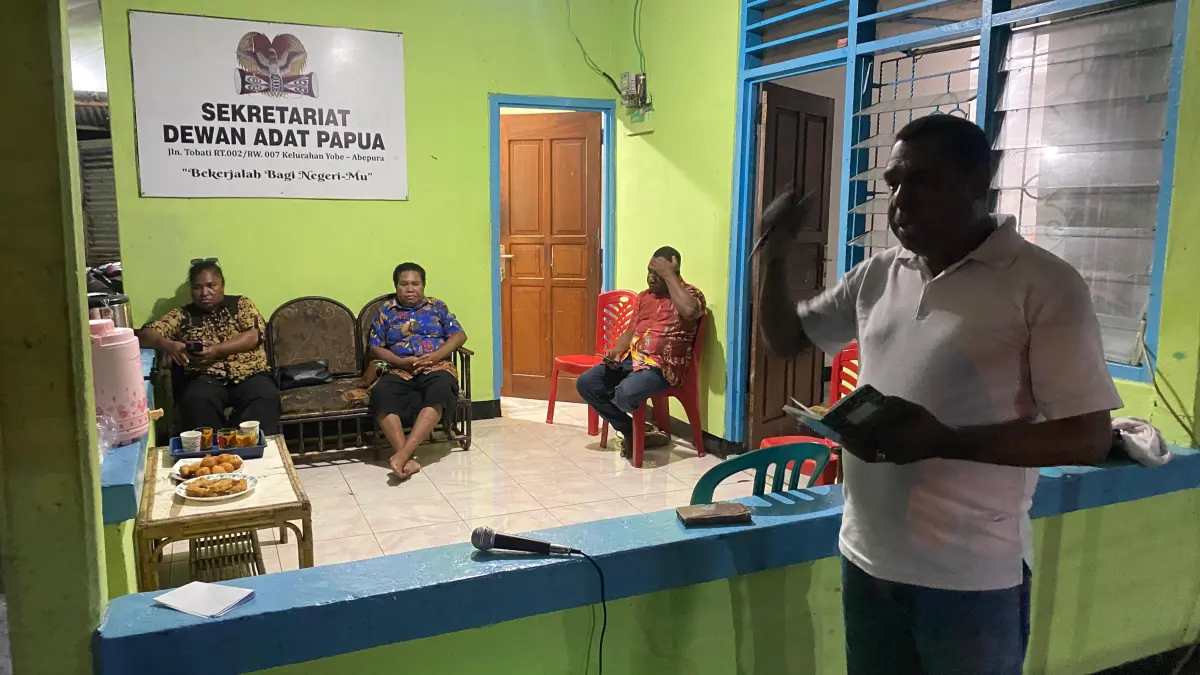 Suasana saat pengurus Konferensi Masyarakat Adat dan Pemuda Tabi-Mamta 2026 mendiskusi matangkan persiapan Konferensi, Minggu (4/10/2026). (CEPOSONLINE.COM/Jimi)