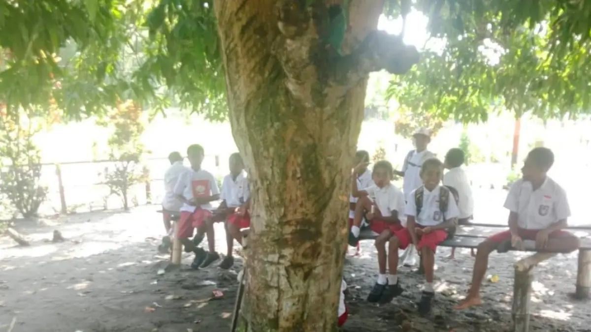 Anak anak SD YPK Imanuel Keder sementara menunggu proses belajar mengajar di bawah rindangnya pohon.Selasa(6/10/2026)
(CEPOSONLINE.COM/FOTO ISTIMEWA)