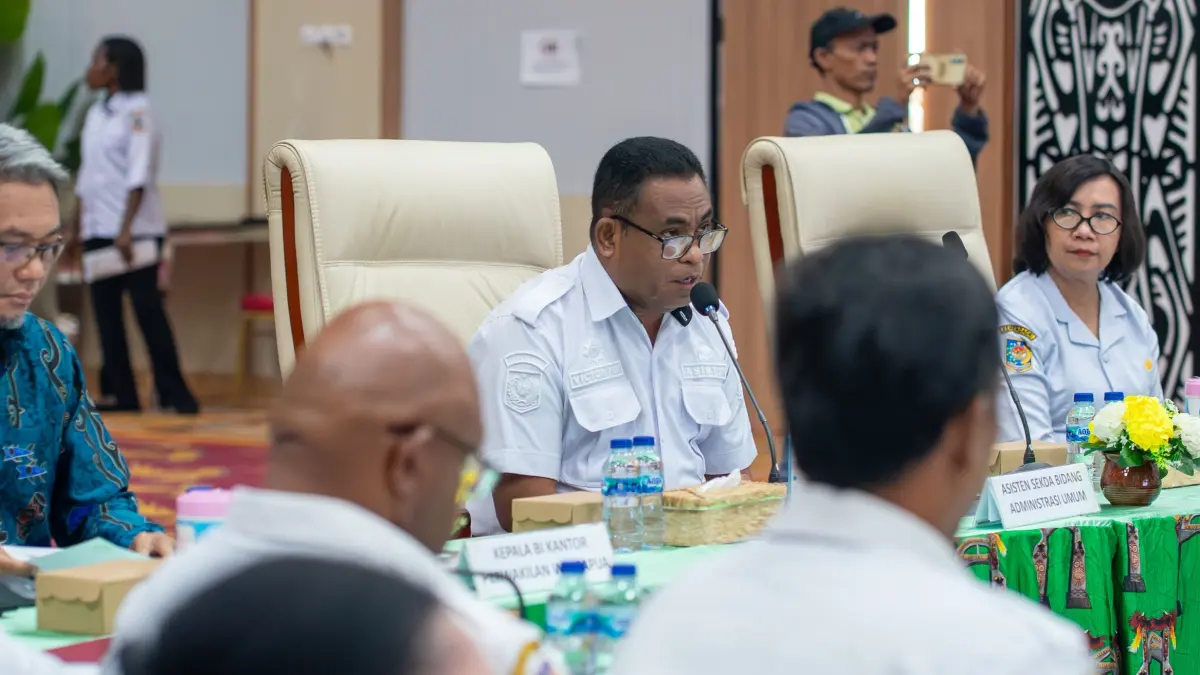 Asisten III Bidang Administrasi Umum Setda Papua Tengah, Victor Fun, saat membuka Rapat Koordinasi Pemantauan, Pengawalan dan Percepatan Pertumbuhan Ekonomi Daerah Provinsi Papua Tengah di Ballroom Kantor Gubernur Papua Tengah, Rabu (7/10/2026). (CEPOSONLINE.COM/HUMAS PEMPROV)