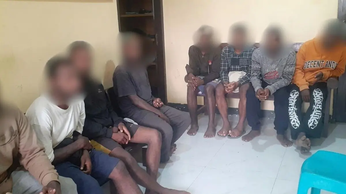 Delapan orang yang ditangkap polisi. (Foto: CEPOSONLINE.COM/POLSEK MIMIKA TIMUR).