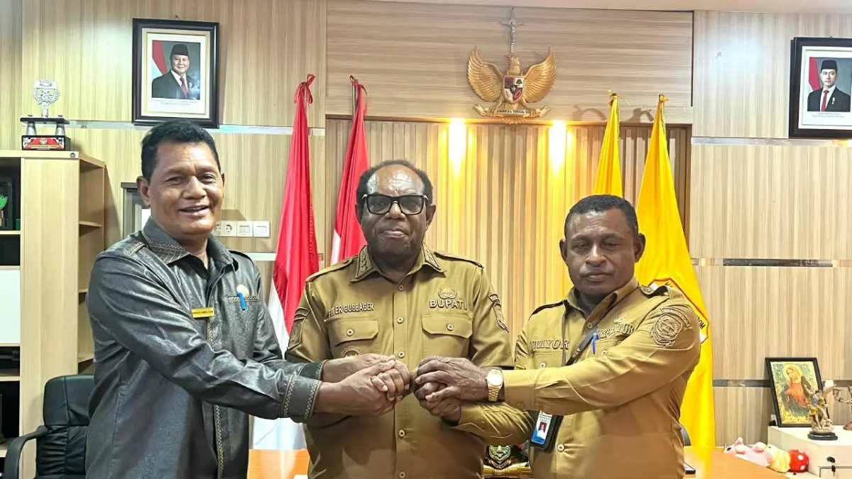 Bupati Keerom, Piter Gusbager bersama Ketua DPRD Keerom, Kanisius Kango dan Inspektur Kabupaten Keerom, Yonanser Wayor usai mengikuti Diseminasi dan Monitoring Implementasi Komitmen Bersama serta Rencana Aksi Perbaikan Tata Kelola Otsus Papua secara daring di Kantor Bupati Keerom, Selasa (6/10/2026). (CEPOSONLINE.COM/ERIANTO).