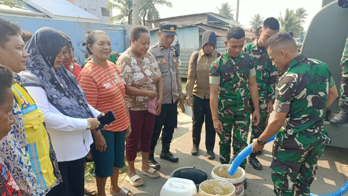 Penyaluran air bersih secara gratis kepada warga Ampera 4 Kelurahan Maro Merauke, Rabu (7/10/2026)&nbsp;

(CEPOSONLINE.COM/SULIT)
