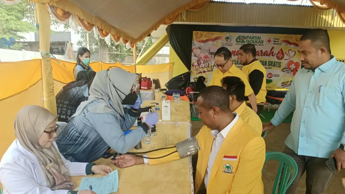 Ketua DPD I Partai Golkar Provinsi Papua Selatan, Apolo Safanpo yang juga Gubernur Papua Selatan saat melakukan pemeriksaan keseharan pada aksi donor darah dan pemeriksa kesehatan gratis yang dilakukan DPD I Golkar Papua Selatan, Kamis (8/10/2026).(CEPOSONLINE.COM/SULO)