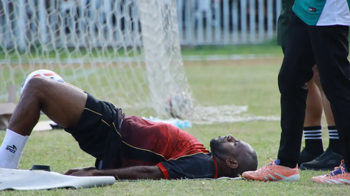 Boaz Solossa saat berlatih terpisah di Stadion Mandala beberapa waktu lalu. (CEPOSONLINE.COM/GAMEL)