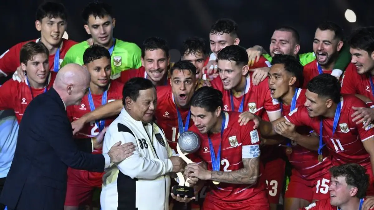 Presiden Prabowo Subianto (kedua kiri) bersama Presiden FIFA Gianni Infantino (kiri) menyerahkan piala juara FIFA ASEAN Cup 2026 kepada Timnas Indonesia di Stadion Utama Gelora Bung Karno (SUGBK), Senayan, Jakarta, Senin (5/10/2026). (CEPOSONLINE.COM/ ANTARA FOTO/M Risyal Hidaya)