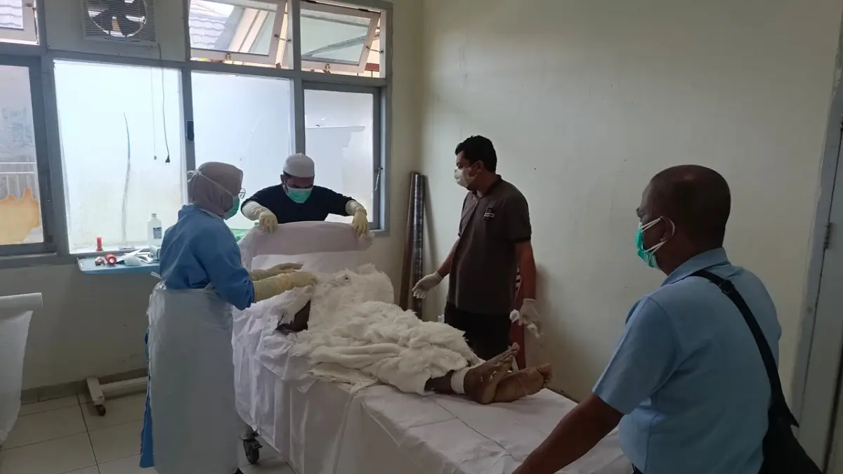 Jenazah korban saat berada di ruang jenazah RSUD Mimika. (CEPOSONLINE.COM/POLRES MIMIKA).