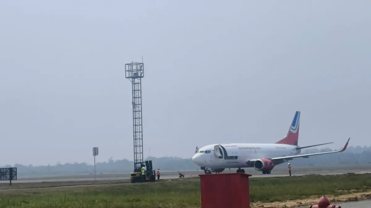 Nampak kabut asap di Bandara DEO Sorong, Kamis (8/10).(CEPOSONLINE.COM/FAUZIA)