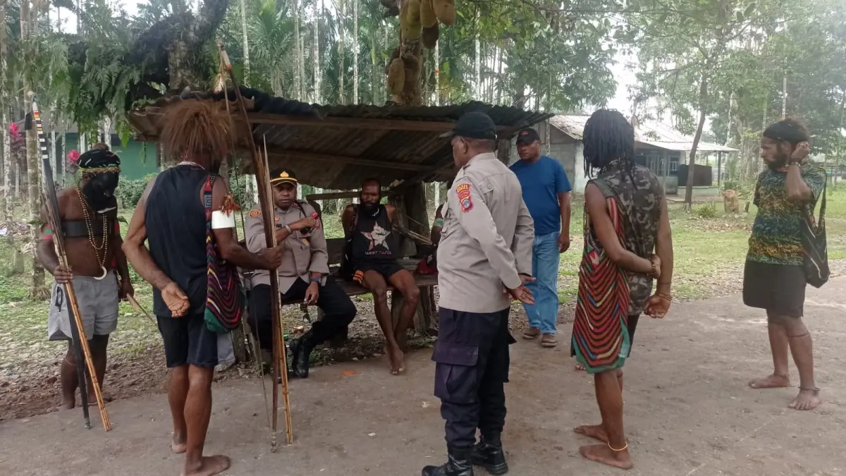 Polisi saat melakukan pendekatan bersama dua kelompok yang terlibat konflik di Distrik Kwamki Narama. (CEPOSONLINE.COM/ISTIMEWA).