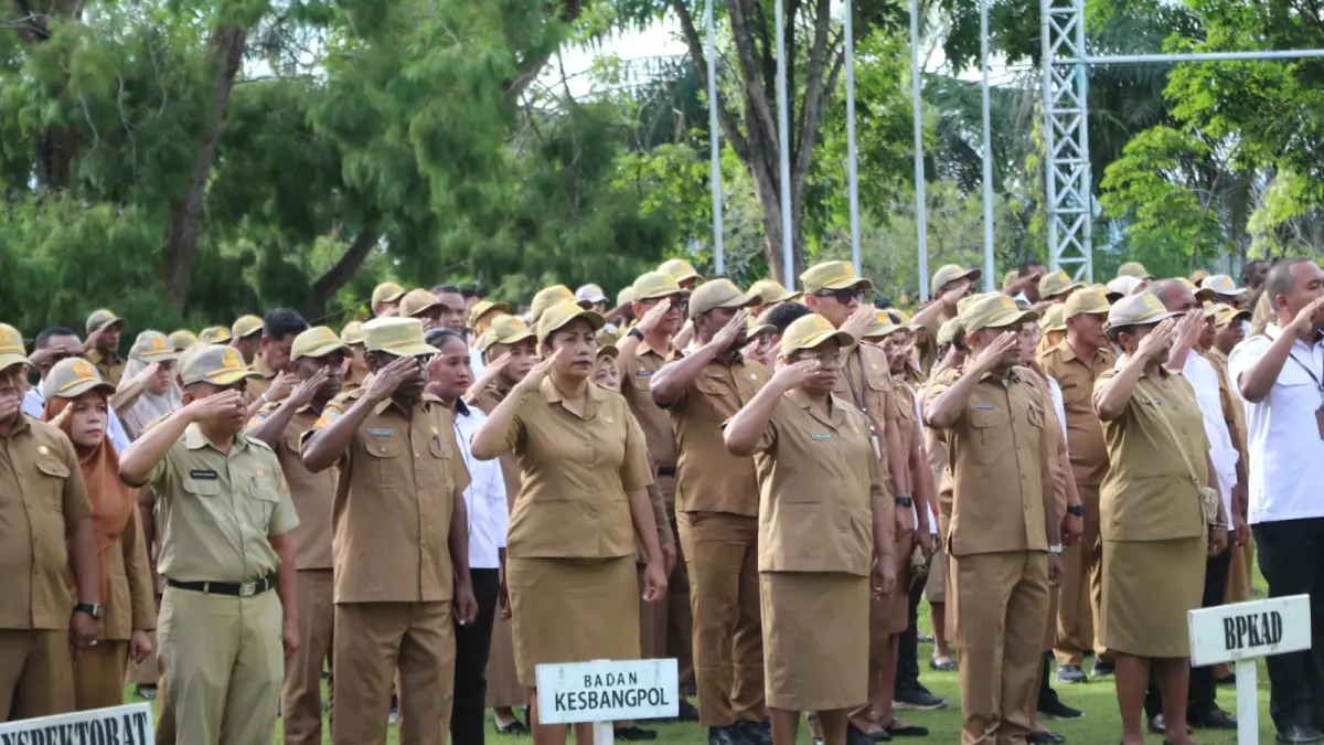 Para ASN yang mengikuti apel pagi di Lapangan Kantor Wali Kota Jayapura. (ISTIMEWA)