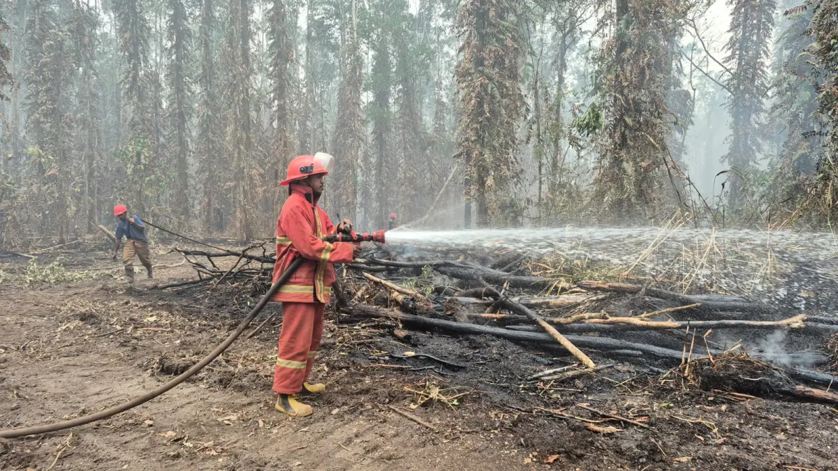 Personel Damkar perusahaan tengah melakukan pemadaman api di kawasan operasional perusahaan. &nbsp; (CEPOSONLINE.COM/ISTIMEWA)