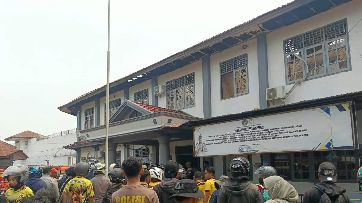 Petugas keamanan masuk ke dalam kantor Lapas Merauke sesaat setelah api dipadamkan sekira pukul 12.15 WIT.&nbsp;







(CEPOSONLINE.COM/SULO)