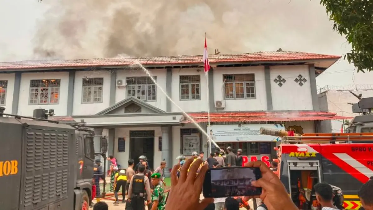 Petugas pemadam Kebakaran &nbsp;berusaha memadamkan api di Lapas Merauke Jumat (9/10/2026).&nbsp;
(CEPOSONLINE.COM/SULO)