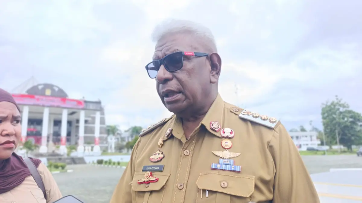 Bupati Mimika, Johannes Rettob. ( CEPOSONLINE.COM/MOH. WAHYU WELERUBUN).