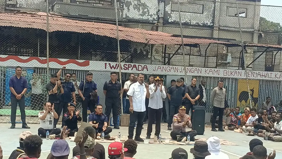 Dirjen Pemasyarakatan Mashudi saat bersama Sekda Papua Selatan Ferdinandus Kainakaimu, Kapolres Merauke AKBP Leonardo Yoga duduk melantai di lapangan di bawah terik matahari makan nasi bungkus bersama dengan warga binaan Lapas Merauke, Sabtu (10/10/2026).
(CEPOSONLINE.COM/SULO)