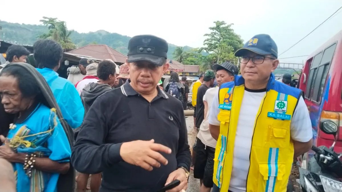 Wakil Wali Kota Jayapura, Dr. Ir. H. Rustan Saru, MM., saat meninjau langsung kawasan terdampak banjir dan mengecek kesiapan alat pompa serta penanganan darurat bersama instansi terkait di pasar Youtefa, Jumat (9/10/2026). ( CEPOSONLINE.COM/HUMAS PEMKOT JAYAPURA)