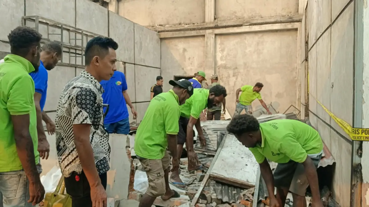 Pembersihan puing-puing kebakaran dengan melibatkan warga binaan Lapas Klas IIB Merauke, Sabtu (10/10/2026)&nbsp;




(CEPOSONLINE.COM/SULO)