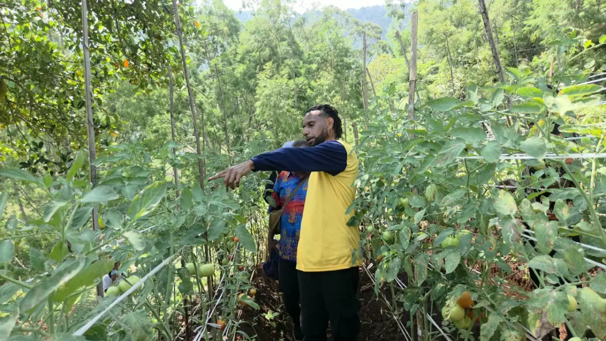 Rio Yahuli saat berada di kebun miliknya yang berlokasi di Angkasa, Kamis (8/10/2026).(CEPOSONLINE.COM/ELFIRA)