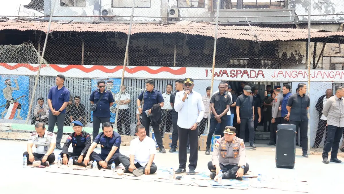 Sekretaris Daerah Provinsi Papua Selatan Ferdinandus Kainakaimu mendampingi Direktur Jenderal (Dirjen) Pemasyarakatan Kementrerian Imigrasi dan Pemasyarakatan RI  Irjen Pol (Purn) Mashudi   di Merauke pasca kebakaran Kantor Lapas Merauke, Sabtu (10/10/2026)  
(CEPOSONLINE.COM/SULO)