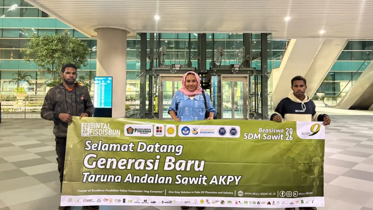 Dua putra daerah Papua Selatan, Cosmas Kinema dan Yulius Mambi, lolos seleksi beasiswa BPDP-KS. Cosmas diterima pada program D1 Pemeliharaan Kelapa Sawit, dan Yulius pada program D2 Teknik Pengelolaan Kelapa Sawit. Keduanya akan menempuh pendidikan di Yogyakarta. (CEPOSONLINE.COM/ISTIMEWA)