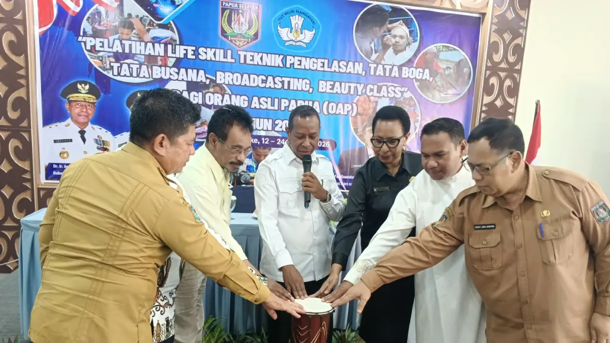 Gubernur Papua Selatan Apolo Safanpo bersama Ketua MPR Papsel Damianus Katayu, Ketua Komisi III DPRP Papsel Dominikus Ulukyanan dan Kadis Pendidikan dan Kebudayaan Papsel Paskalis Prayitno saat membuka pelatihan life skil bagi lulusan SMA/SMK OAP, Senin (12/10/2026).
(CEPOSONLINE.COM/SULO)
