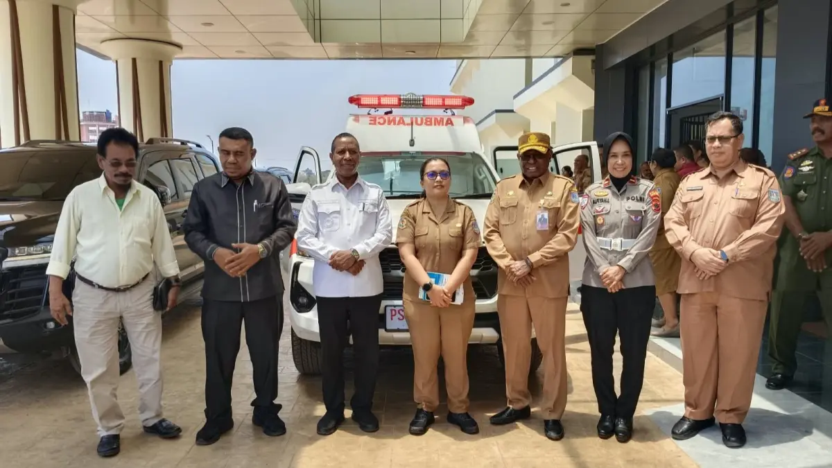 Gubernur Papua Selatan Apolo Safanpo didampingi Sekretaris Daerah Papsel Ferdinandus Kainakaimu, Kepala Dinas Kesehatan Provinsi Papua Selatan Benedicta Herlina Rahangiar dan para penerima bantuan saat berpose di depan &nbsp;bantuan ambulans yang diserahkan ke penerima bantuan, Senin (12/10/2026).&nbsp;
(CEPOSONLINE.COM/SULO)