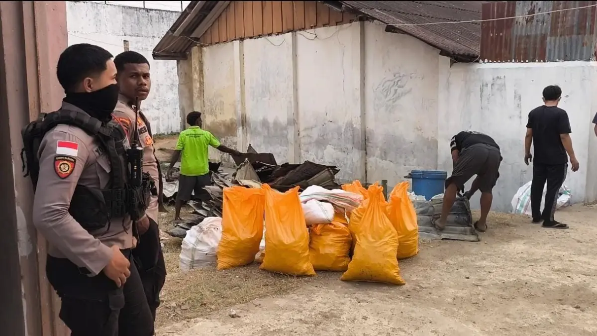 Personel Polres dan Brimob Merauke stand by mengamankan Lapas Merauke pasca keributan yang berujung pembakaran Kantor Lapas Merauke. (CEPOSONLINE.COM/SULO)