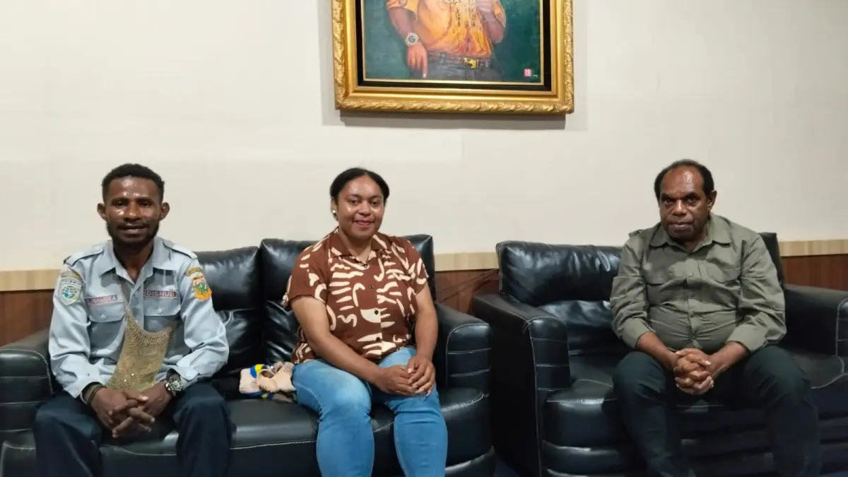 Bupati Keerom, Piter Gusbager, S.Hut., MUP., saat menerima kedua mahasiswa Edowardus dan Iko di Kantor Bupati Keerom, Kamis (8/10/2026). (CEPOSONLINE.COM/ERIANTO)