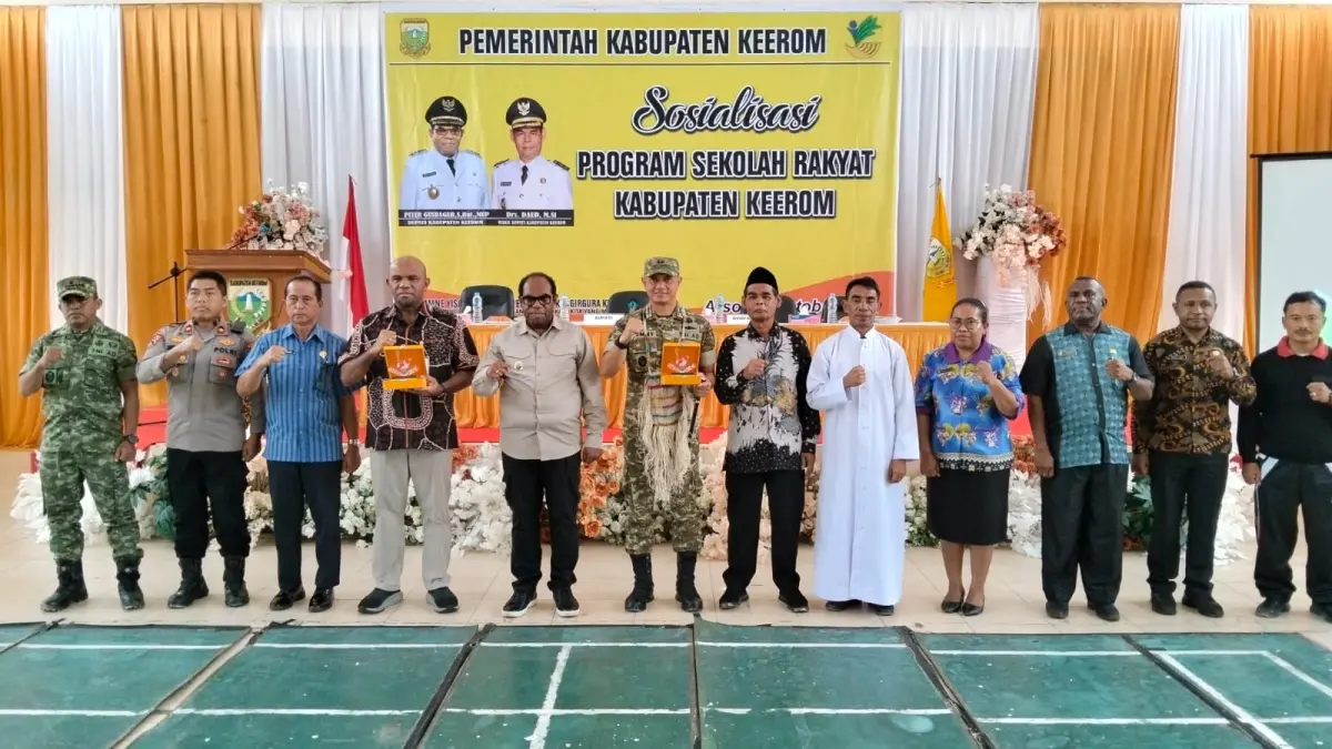 Bupati Keerom, Piter Gusbager didampingi Wakil Bupati Daud dan Kepala Balai Besar Pendidikan dan Pelatihan Kesejahteraan Sosial (BBPPKS) Regional VI Papua Kemensos RI, John Mampioper serta forkopimda saat foto bersama di Gedung Pramuka, Arso, Jumat (9/10/2026). (CEPOSONLINE.COM/ERIANTO)
