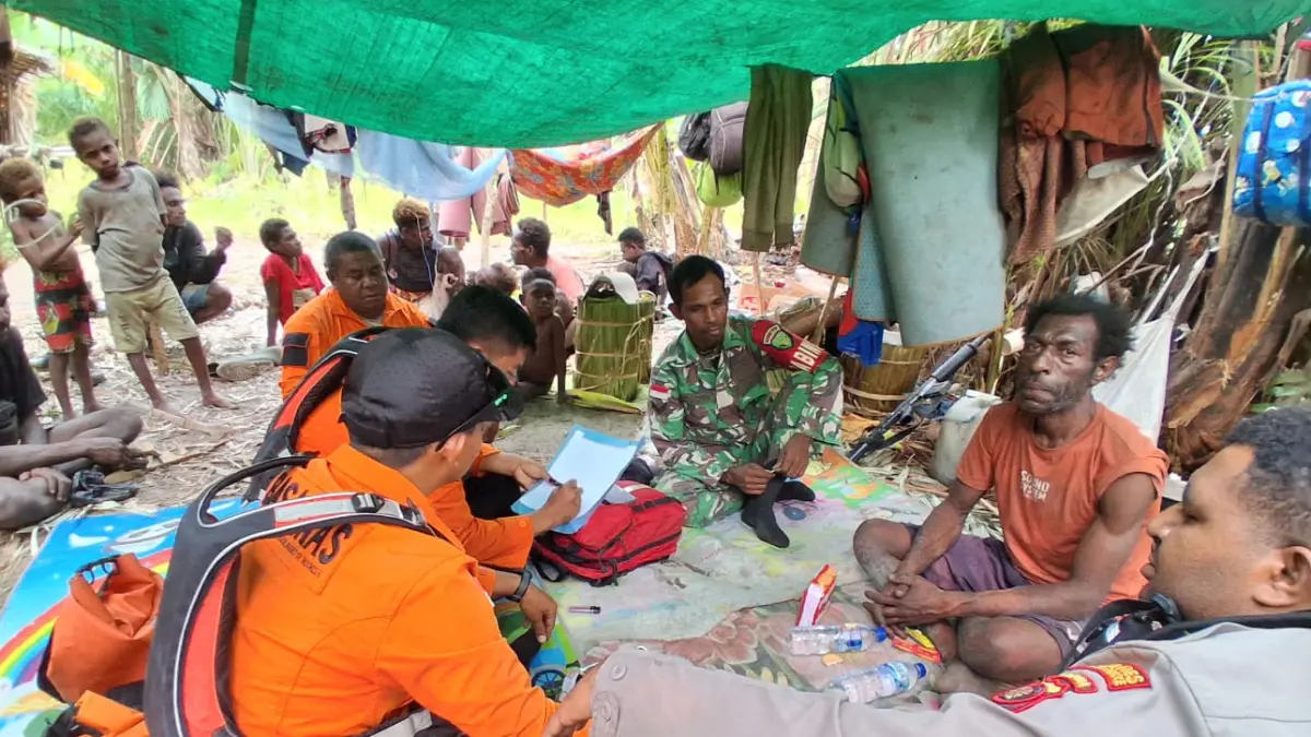 Tinus Samkakai yang berhasil ditemukan selamat setelah hilang selama 11 hari di Hutan Mooi, Rabu (14/10/2026)&nbsp;

(CEPOSONLINE.COM/HUMAS SAR MERAUKE)