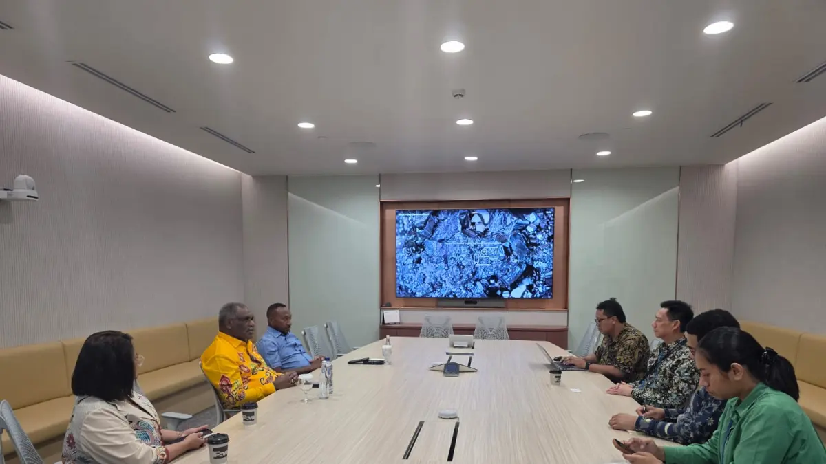 Wali Kota Jayapura Dr. Abisai Rollo, S.H., M.H, didampingi Anggota DPR RI Yan Permenas Mandenas, S.Sos., M.Si saat menggelar pertemuan dengan Wakil Presiden Direktur Manajemen PT Freeport Indonesia dan jajaran pengurus di Pacific Century Place, Jakarta, Rabu (14/10/2026). (Humas Pemkot Jayapura)