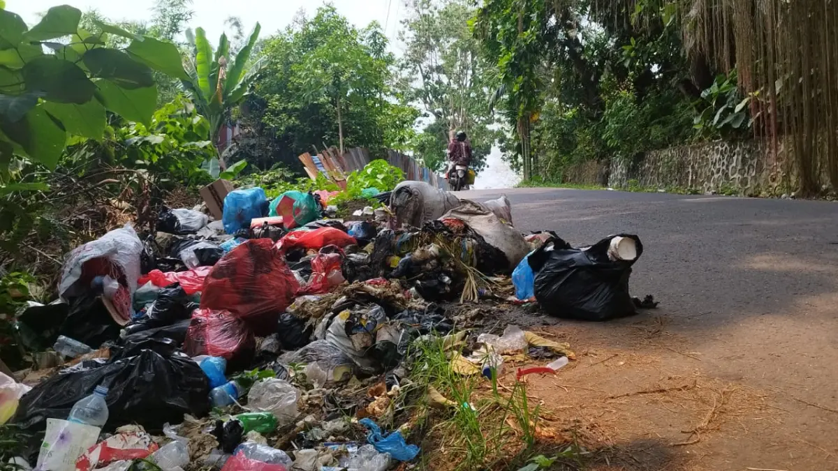 Kondisi tumpukan sampah di Jl Alternatif Perumnas IV yang dikeluhkan pemilik ulayat, Jumat (16/10/2026). Rencananya lokasi ini akan dipalang. (CEPOSONLINE.COM/JULIAN)