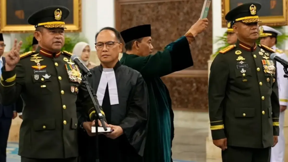 Presiden Prabowo Subianto melantik Kepala Staf Angkatan Darat (KSAD) Jenderal TNI Tandyo Budi Revita di Istana Negara pada Kamis (15/10). Tandyo ditunjuk menggantikan Jenderal TNI Maruli Simanjuntak yang diberi tugas baru menjadi wakil panglima TNI. (Screenshot Youtube Setpres).