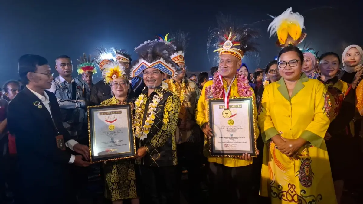 Direktur Operasional MURI Yusuf Ngadri menyerahkan piagam rekor kepada Bupati Biak Numfor Markus O. Mansnembra, Wakil Bupati Jimmy C.R. Kapissa, dan Pj. Sekda Biak Numfor Zacharias L. Mailoa, disela-sela acara pembukaan Festival Budaya Biak – Melanesia, Sabtu (17/10) malam.