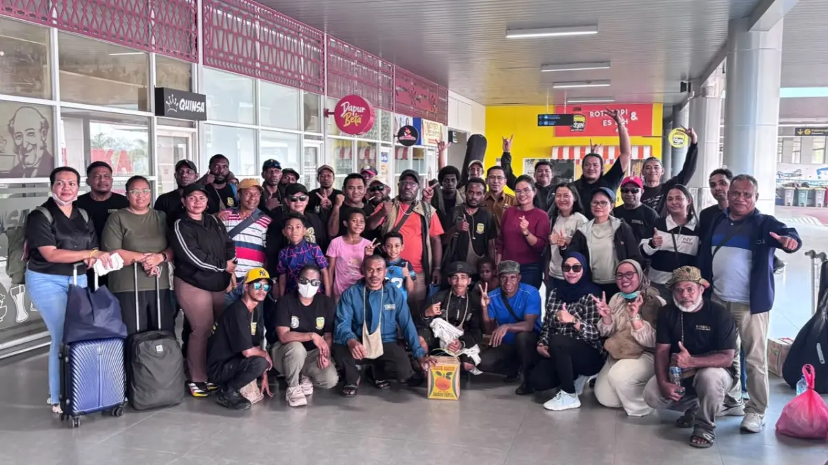 Personel dari dua grup band Reggae asal Timika didampingi jajaran Dinas Pariwisata, Kebudayaan dan Ekonomi Kreatif, serta Forum Musisi Mimika (Fomika) saat tiba di bagian kedatangan Bandara Mozes Kilangin Timika, Senin (19/10/2026), ( CEPOSONLINE.COM/DOK. FOMIKA).