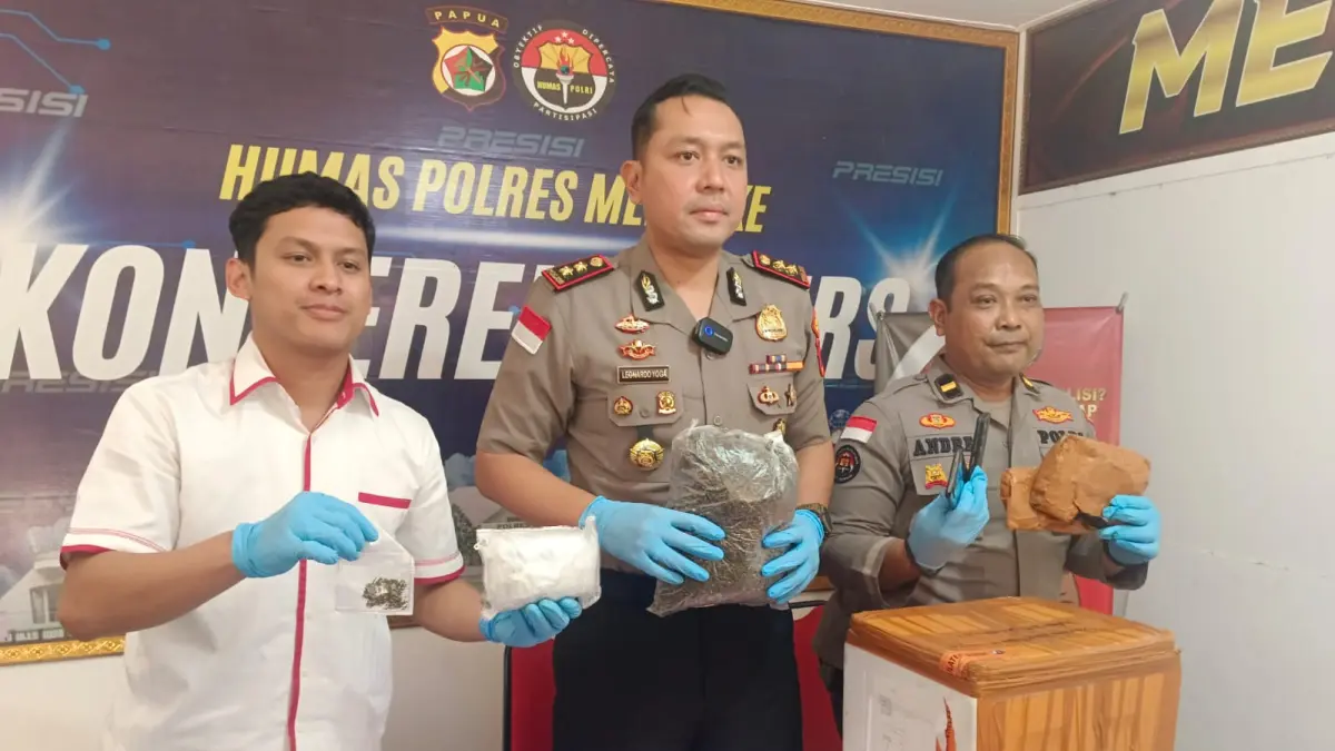 Kapolres Merauke AKBP Leonardo Yoga didampingi Kasat Reserse Narkoba Ipda M. Zen F. Ikhsan dan Kasi Humas Ipda Andre MBS saat menunjukan barang bukti yang berhasil diamankan dalam penyelundupan ganja dari Jayapura-Merauke, Senin (19/10/2026)&nbsp;
(CEPOSONLINE.COM/SULO)