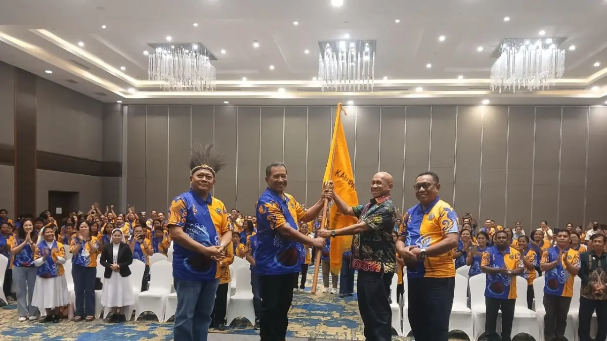Bupati Markus O. Mansnembra menyerahkan bendara pataka kepada ketua kontingen Pesta Paduan Suara Gerejani (Pesparani) Katolik yang akan ikut dalam Pesparani Tingkat Provinsi Papua II Tahun 2026, di Swissbell Hotel, Minggu (18/10/2026). ( CEPOSONLINE.COM/ FIKTOR PALEMBANGAN)