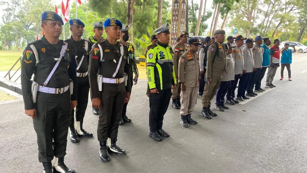 Jajaran personel gabungan yang terdiri dari Polisi Militer (PM), Polantas Polri, Satpol PP, hingga petugas dinas Perhubungan berbaris rapi saat mengikuti apel siaga pengawasan distribusi solar bersubsidi di halaman kantor Walikota Jayapura, Selasa (20/10/2026).