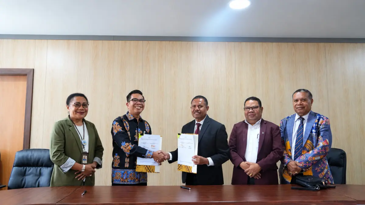 Penandatanganan PKS oleh Ketua Yayasan Pendidikan Kristen (YPK) di Tanah Papua, Pdt. Abraham Ungirwalu, S.TH, M.M dan Direktur Bisnis Bank Papua, Luhut S.P. Siahaan, disaksikan Ketua Badan Pekerja Sinode GKI di Tanah Papua, Pdt. Andrikus Mofu, M.Th, Wakil Ketua 1 Badan Pekerja Sinode GKI di Tanah Papua, Pdt. Hiskia Rollo, S.Th., MM., beserta Pemimpin Divisi Pengelola Dana dan Jasa Bank Papua, Erna M. Kapisa di Sinode GKI di Tanah Papua, Senin (19/10/2026). (CEPOSONLINE.COM_BANK PAPUA)