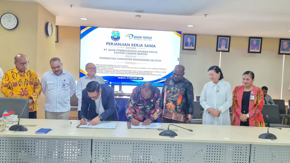 Penandatanganan kerjasama oleh Bupati Manokwari Selatan, Bernard Mandacan, S.IP., dan Direktur Bisnis Bank Papua, Luhut S.P. Siahaan, disaksikan Sekretaris Daerah Kabupaten Manokwari Selatan, komisaris, serta jajaran direksi Bank Papua, di Jayapura, Senin (12/10/2026).
(CEPOSONLINE.COM_BANK PAPUA)