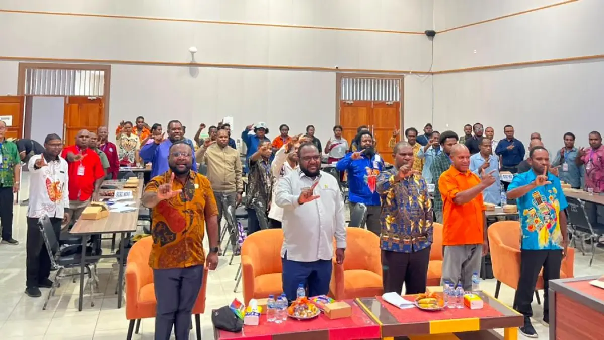 Foto bersama Kabid Kebudayaan Papua Tengah, Deni Tenouye, penulis buku dan peserta seminar Penyatuan Persepsi dalam rangka Melengkapi Buku Bahan Ajar Dwi Bahasa di Provinsi Papua Tengah” yang berlangsung di Aula Dinas Pendidikan dan Kebudayaan Provinsi Papua Tengah, Jumat (23/10/2026). (CEPOSONLINE.COM/THERESIA F. TEKEGE)