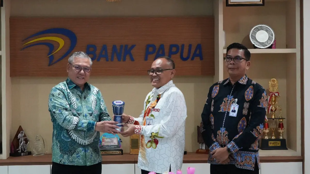 Penyerahan penghargaan Platinum Award - Best Issuing Bank ATM dalam ajang PRIMA Awards 2026 yang diselenggarakan PT Rintis Sejahtera, oleh Wakil Direktur Utama PT Rintis Sejahtera, Suryono Hidayat, kepada Direktur Keuangan Bank Papua, Pujianto, didampingi Direktur Bisnis Bank Papua, Luhut S.P. Siahaan, dalam kegiatan Business Update di Ruang Rapat Kasuari, Kantor Pusat Bank Papua, Senin (19/10/2026).
(CEPOSONLINE.COM_BANK PAPUA)