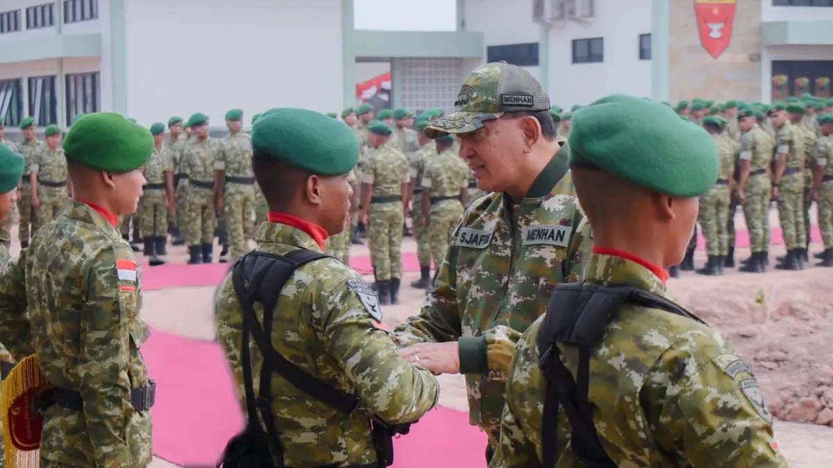 Menteri Pertahanan (Menhan) RI Jenderal TNI (Purn) Dr. Sjafrie Sjamsoeddin saat meninjau kesiapan satuan sekaligus memberikan pengarahan kepada sekitar 500 prajurit Batalyon Infanteri Teritorial Pembangunan (Yonif TP) 818/Yuboi), Brigif TP 83/Bugodi di Mako &nbsp;Yonif TP 818/Yuboi, Kampung Sermayam, Merauke, Papua Selatan, Jumat (23/10/2026).
(CEPOSONLINE.COM/KAPENDAM XXIV/MT)