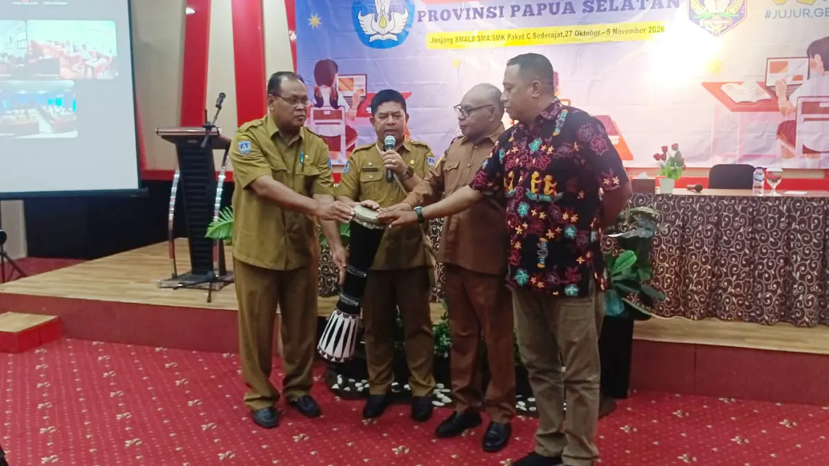 Kepala Dinas Pendidikan dan Kebudayaan Papua Selatan Paskalis Prayitno didampingi Sekretaris Dinas P dan K Papsel Marthen Rummar dan Perwakilan dari 4 Kabupaten cakupan Papsel saat buka TKA untuk tingkat SMALB, SMA, SMK dan Paket C sederajat, di Posko TKA Papsel, Selasa (27/10/2026). (CEPOSONLINE.COM/SULO)