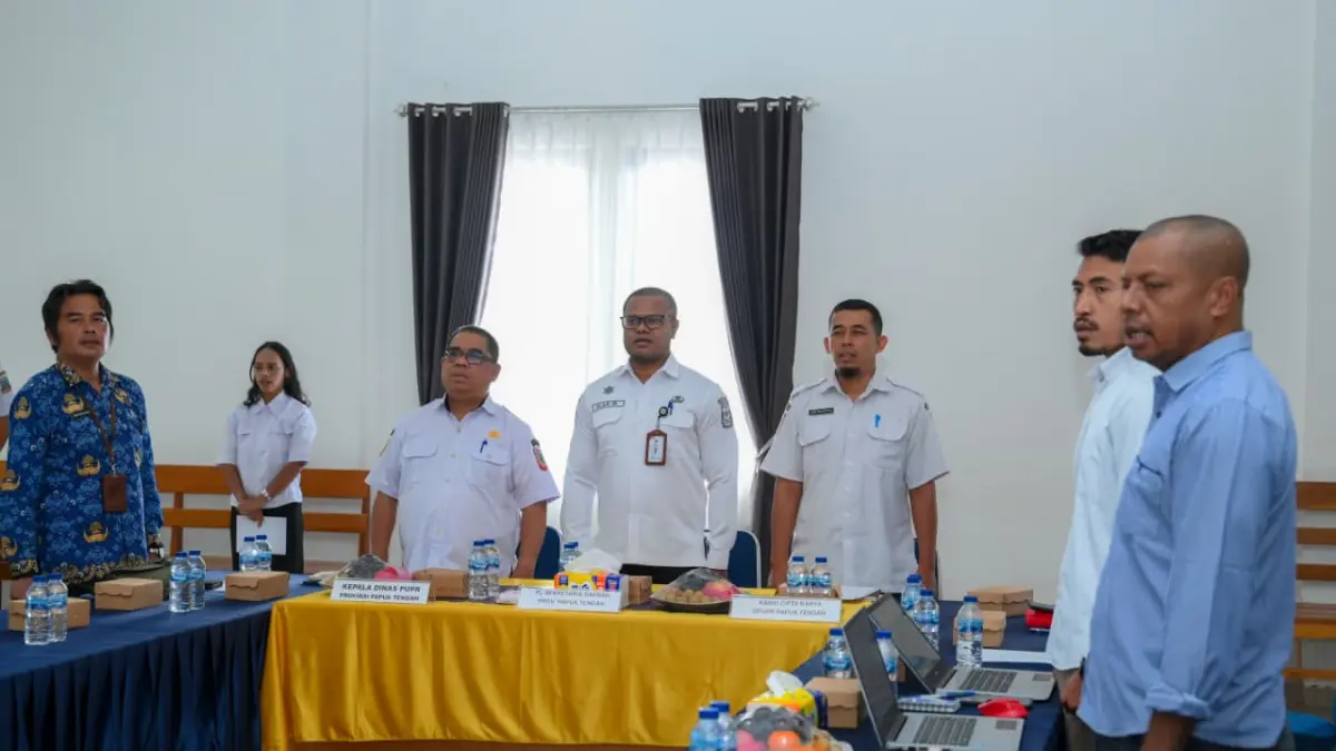 Asisten I Setda Papua Tengah, Alanthino Wiay saat menghadiri kegiatan Focus Group Discussion (FGD) I Penyusunan Road Map Sanitasi Provinsi Papua Tengah Tahun 2026 yang berlangsung di ruang rapat lantai III Kantor Dinas Pekerjaan Umum dan Perumahan Rakyat (PUPR), Jalan Sam Ratulangi, Nabire, Rabu (28/10/2026). (CEPOSONLINE.COM/HUMAS PEMPROV)