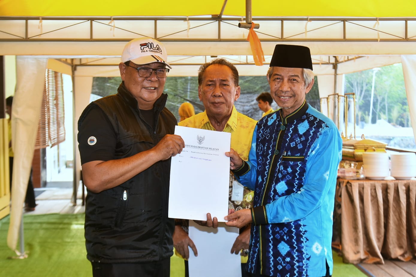 SERAHKAN SK: Gubernur Kalsel Sahbirin Noor atau Paman Birin kini dibantu 18 tenaga ahli untuk mempercepat visi misi Pemprov Kalsel.