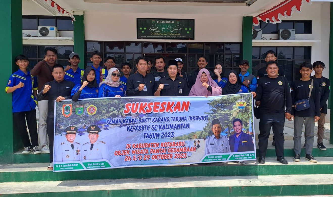 PELEPASAN: Dinsos Tanbu mengirim Kontingen Karang Taruna Tanah Bumbu ke Kemah Karya Bakti Wisata Karang Taruna (KKBWKT) se-Kalsel XXXIV, di Batulicin, Kamis (26/10). - DINSOS TANAH BUMBU/RADAR BANJARM