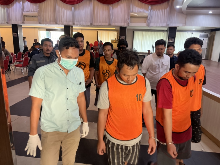 JADI TAHANAN: Polda Kalsel menggelar pemusnahan barang bukti narkoba hasil pengungkapan kasus sejak 21 September hingga 26 Oktober tadi. Para tersangka juga dihadirkan, kemarin